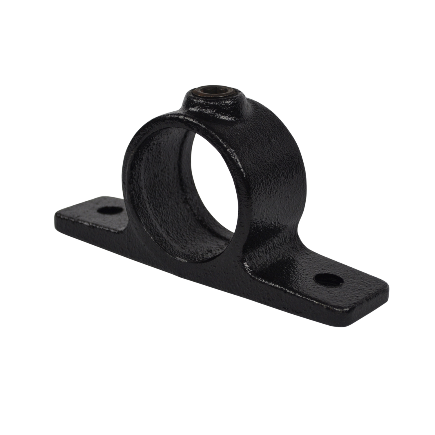 Abrazadera de hierro fundido negra con superficie rugosa, abertura en forma de U para un tubo y base plana con dos orificios de fijación. En la parte superior del arco en U se aprecia un pequeño orificio roscado. Diagonal sobre fondo blanco.