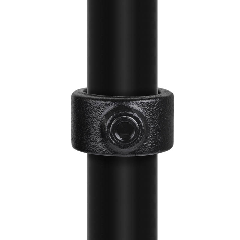 Une bague de réglage noire mate à la surface rugueuse est solidement serrée autour d'un tube noir lisse. Une vis à six pans creux foncée au centre de la bague sert à fixer et à sécuriser l'assemblage. La bague est centrée sur le tube.