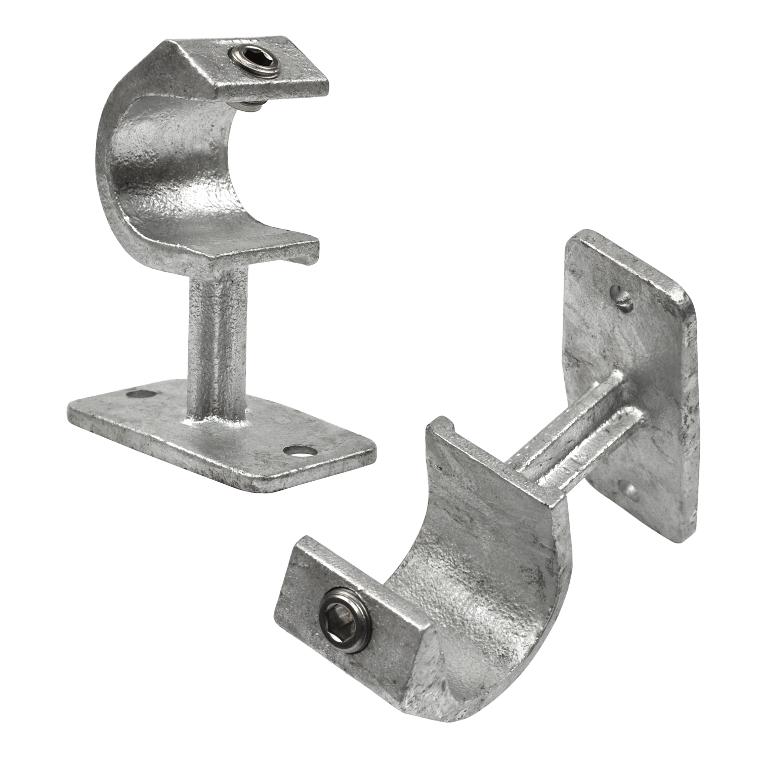 Dos soportes para tubos galvanizados con acabado plateado sobre fondo blanco. Robustas abrazaderas en C con tornillos Allen. Un soporte está en posición vertical, el otro ligeramente inclinado; ambos con placas de montaje y dos orificios.