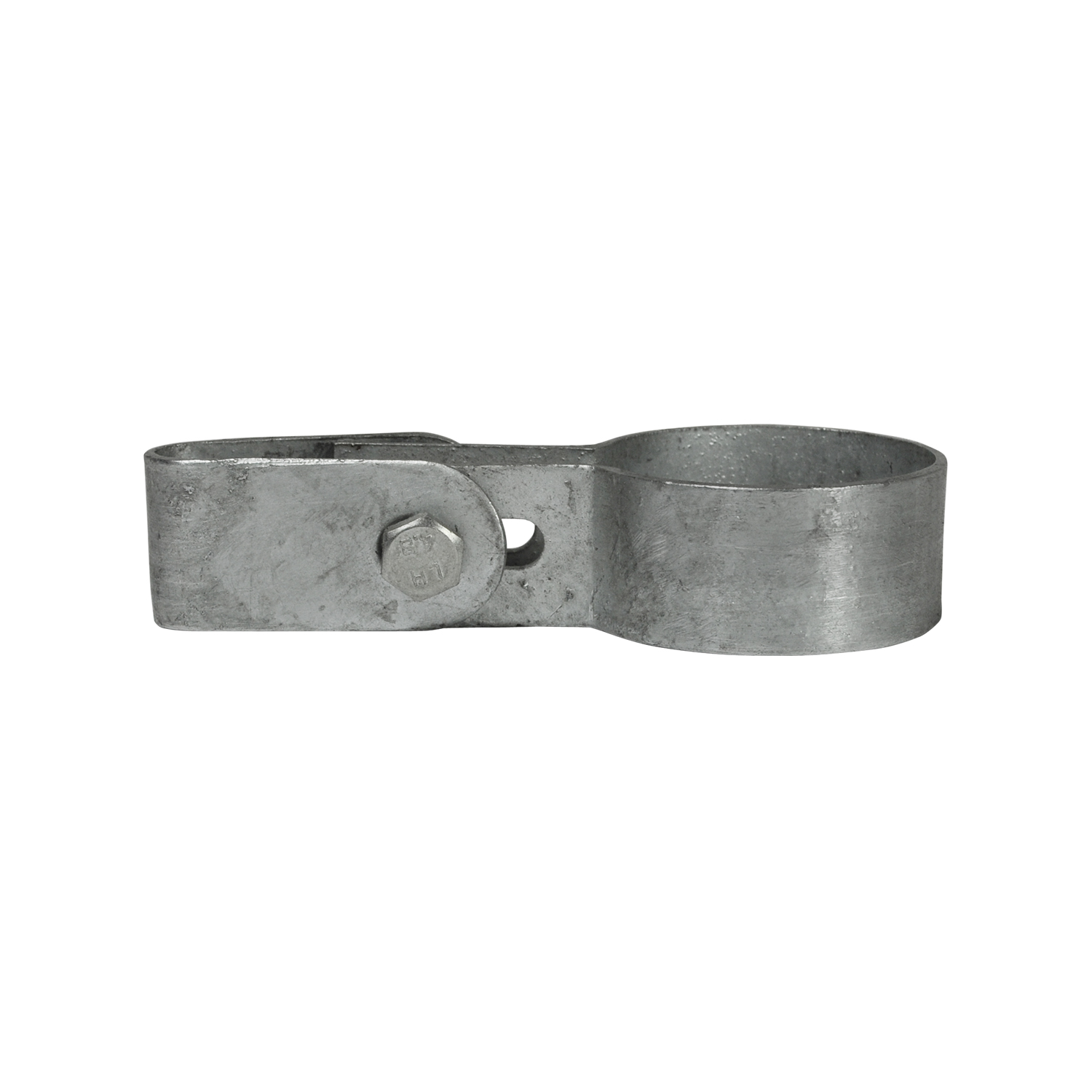 Soporte metálico robusto para malla, galvanizado, con abertura semicircular y zona de sujeción plana y ajustable, fijado con tornillo y tuerca. Ideal para fijar malla metálica a postes de 42,4 mm (1¼”).