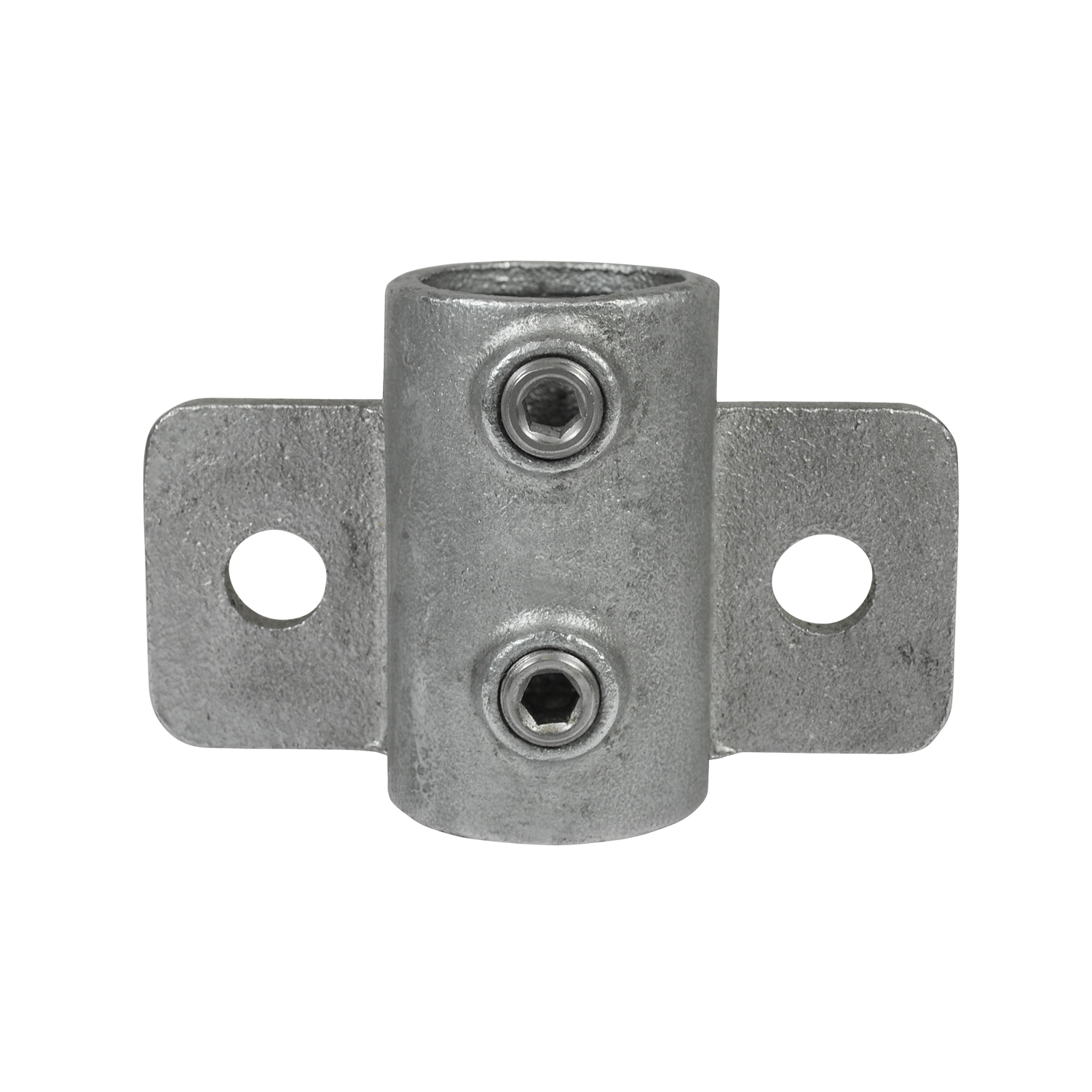 Conector para tubos metálicos galvanizado gris/abrazadera con parte central cilíndrica y dos tornillos de cabeza hexagonal para el apriete. A los lados, dos lengüetas planas con un orificio de montaje cada una. Superficie mate texturizada.