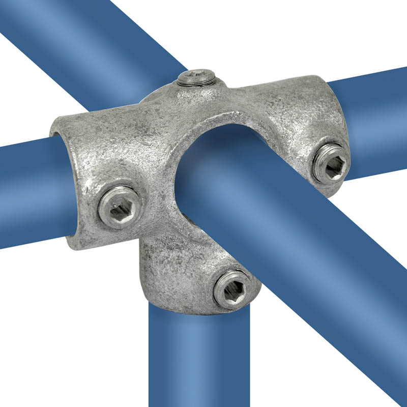 Un raccord galvanisé à 3 voies en forme de T relie trois tubes horizontaux bleus à un angle de 90 degrés. Un quatrième tube bleu passe verticalement au centre. Tous les tubes sont fixés à l'aide de vis à tête hexagonale latérales.