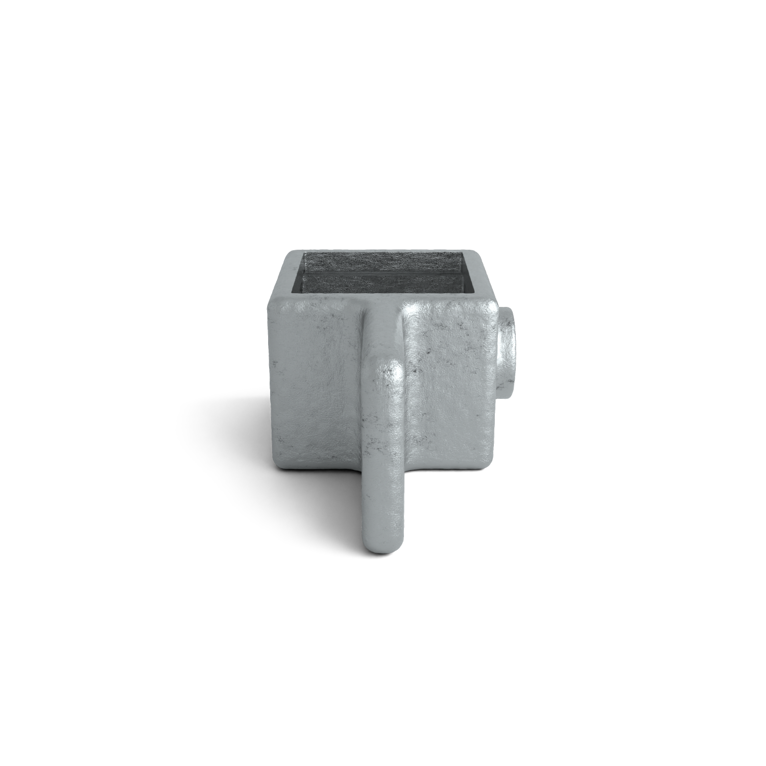 Pièce métallique robuste cubique, surface rugueuse texturée gris argenté. Ouverture carrée sur le dessus, saillie latérale type poignée vers le bas ; en face, élément cylindrique. Fond blanc, ombre douce.