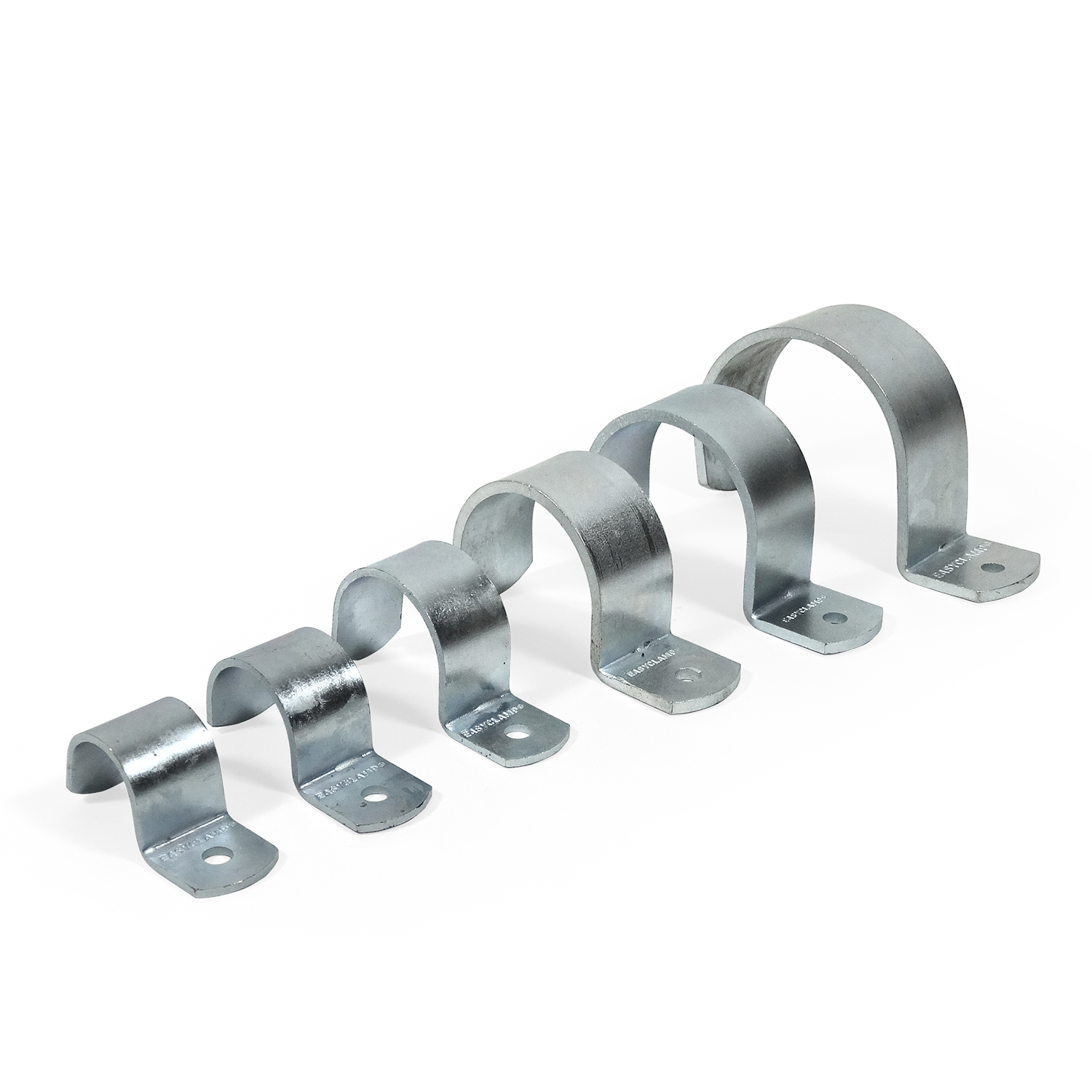 Six colliers en U en acier galvanisé par électrolyse sont représentés en diagonale, par taille croissante. Chaque collier en U a deux extrémités plates percées d'un trou. Idéal pour fixer des plaques sur tubes (21,0–60,3 mm).
