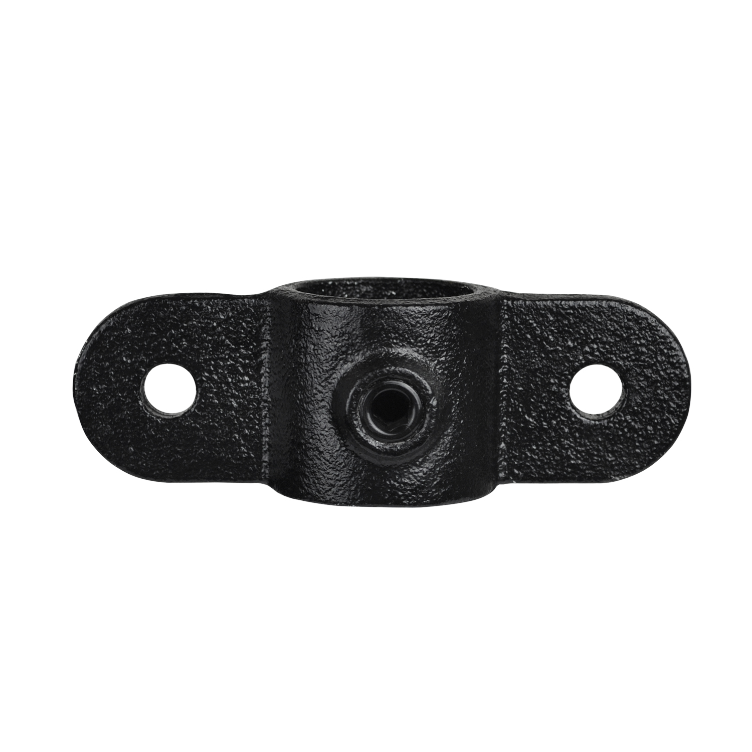 Conector de tubería metálico negro, de textura marcada, con abertura cilíndrica central y dos salientes planos, cada uno con orificio de montaje redondo. En el centro del cilindro hay una abertura para tornillo hexagonal.