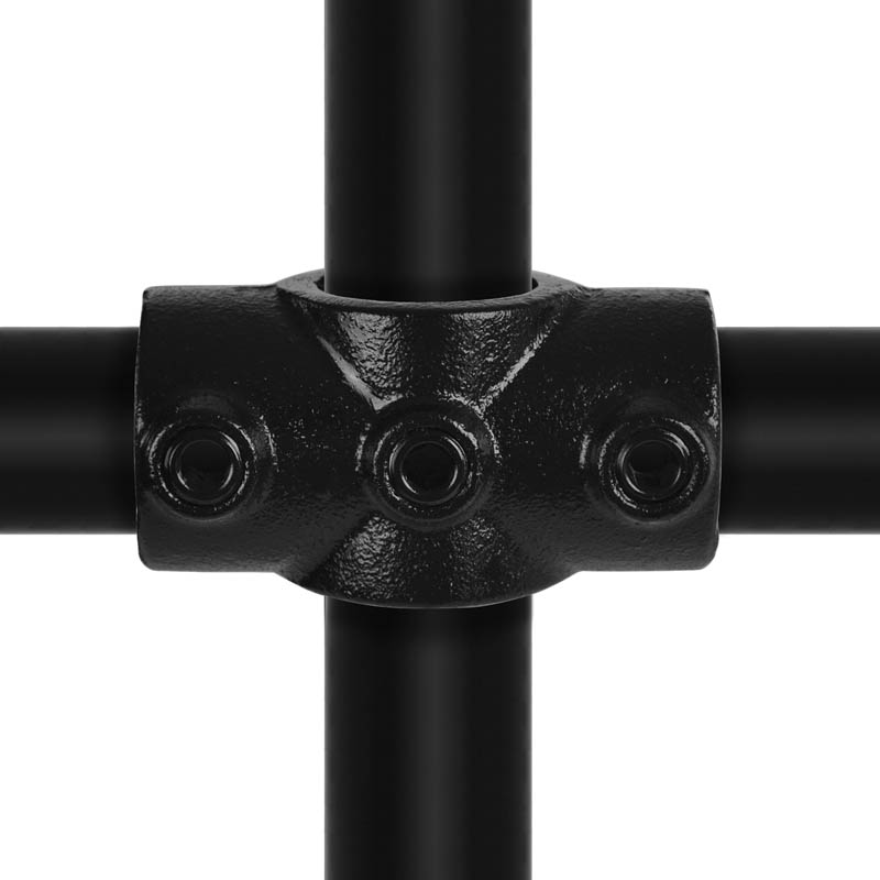 Conector de tubos negro en forma de cruz con textura rugosa, que une cuatro tubos negros en un ángulo de 90 grados. Tres tornillos Allen visibles en la parte delantera para la fijación. Pieza metálica mate y resistente a la corrosión.