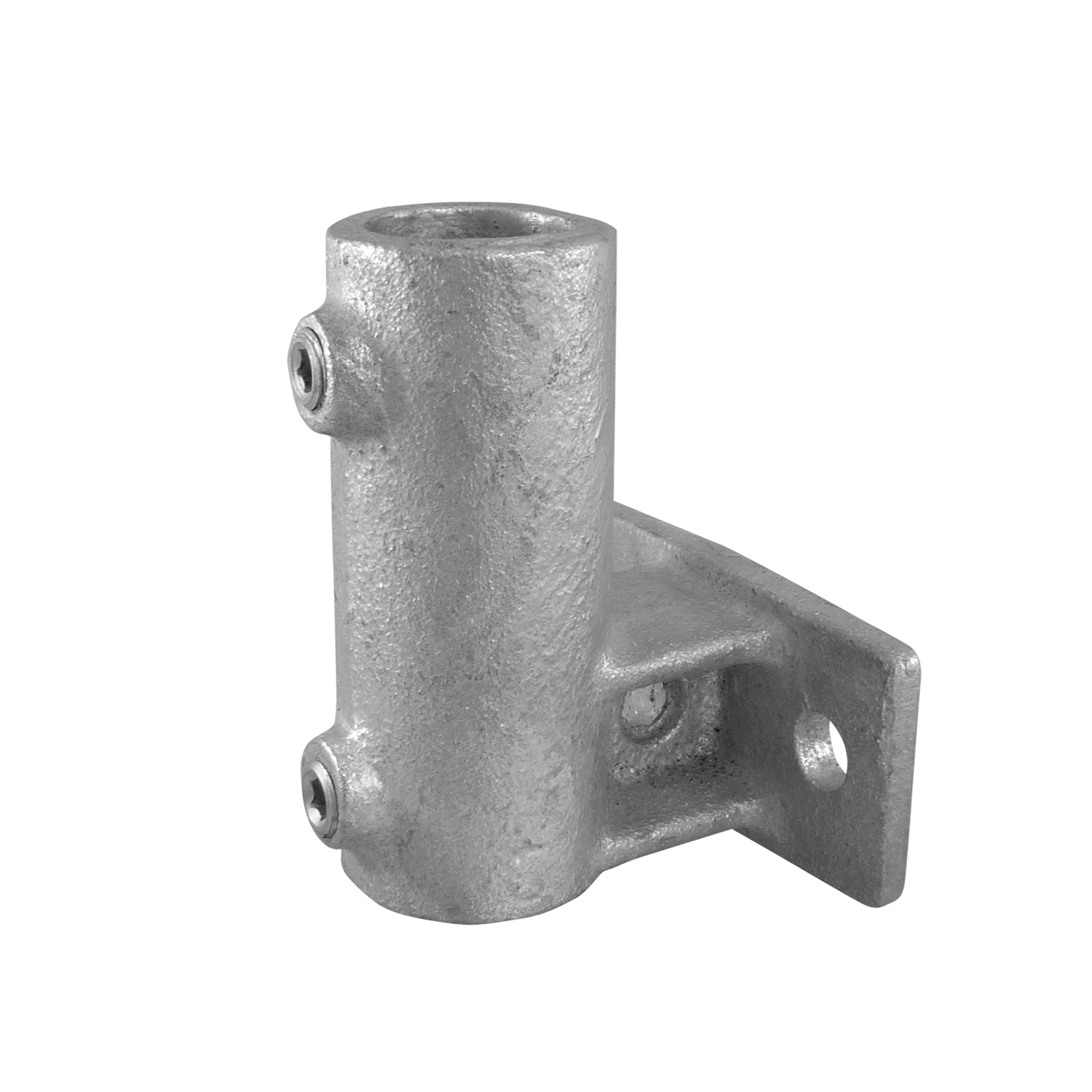 Soporte metálico robusto y galvanizado con alojamiento cilíndrico vertical para postes. Dos tornillos hexagonales laterales para la fijación. Placa de montaje plana y rectangular con dos orificios para una fijación segura a paredes o barandillas.