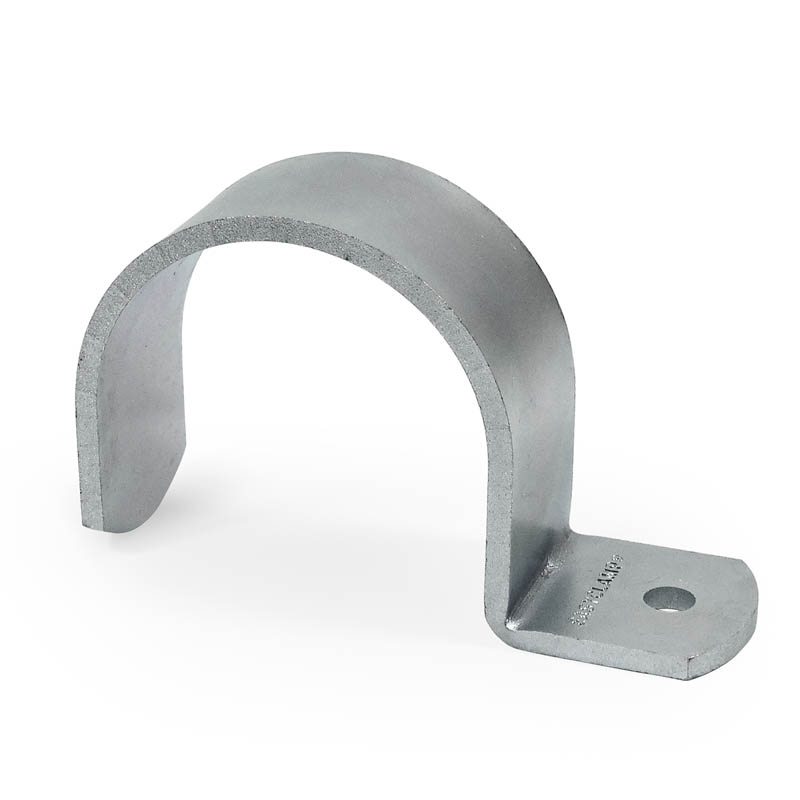 Collier de serrage robuste en acier galvanisé par électrolyse, de forme typique en U. Couleur gris métallisé, inoxydable, avec une base plate et un trou rond pour une fixation aisée sur des tubes ou des plaques. Vue de dessus en biais sur fond blanc.