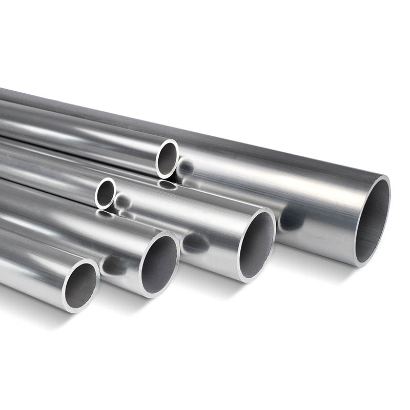 Plusieurs tubes en aluminium brut brillant, de différents diamètres, empilés en diagonale sur fond blanc. Extrémités visibles montrant l'épaisseur des parois. Surface non traitée, légèrement réfléchissante.