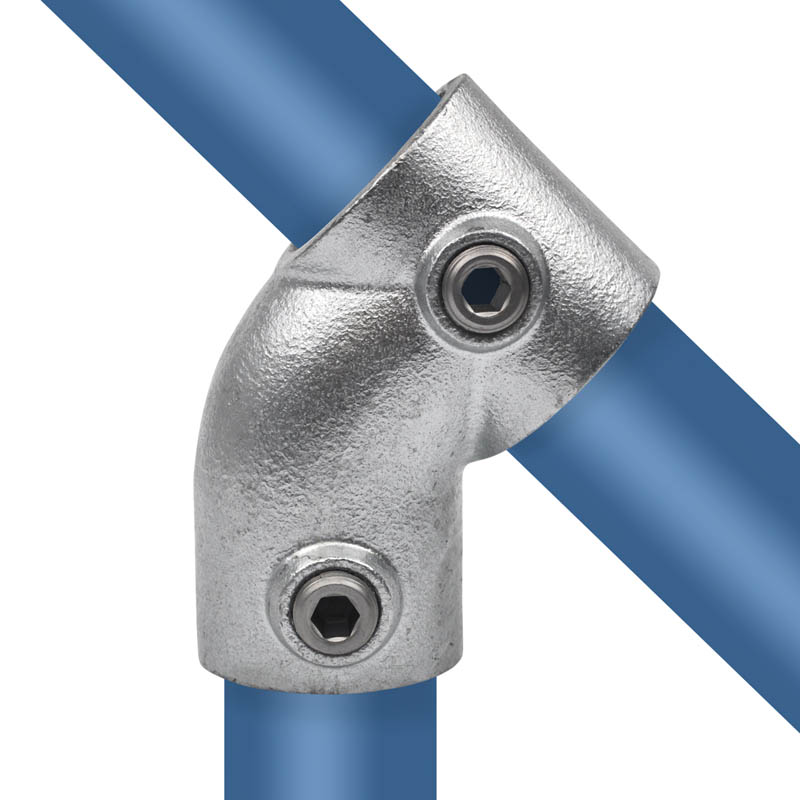 Un raccord en T court, en métal argenté à la surface rugueuse, qui relie deux tubes bleus à un angle de 45 degrés. Les deux tubes sont fixés au raccord par une vis à tête hexagonale chacun, l'un étant orienté verticalement et l'autre en diagonale.
