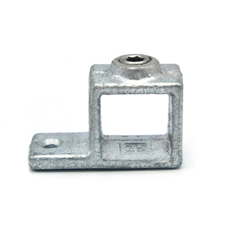 Conector galvanizado en L para tubos cuadrados. Base plana para fijar a placa con orificio para tornillo. Parte superior hueca como alojamiento para tubos de 25 mm, con tornillo Allen en la parte superior.