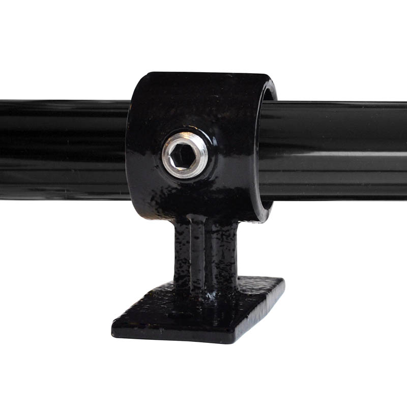 Support de main courante en métal noir, revêtement par poudrage, supportant un tube noir brillant. Vue détaillée avec vis hexagonale argentée pour la fixation. Base large et plate en bas pour le montage mural.