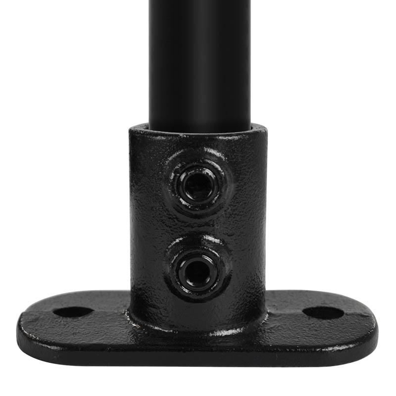 Plaque de base ovale noire pour le soutien de montants verticaux. Les raccords tubulaires vissés entourent un tube noir et sont fixés par deux vis de réglage latérales. La plaque de base robuste est en métal et comporte deux trous pour la fixation.