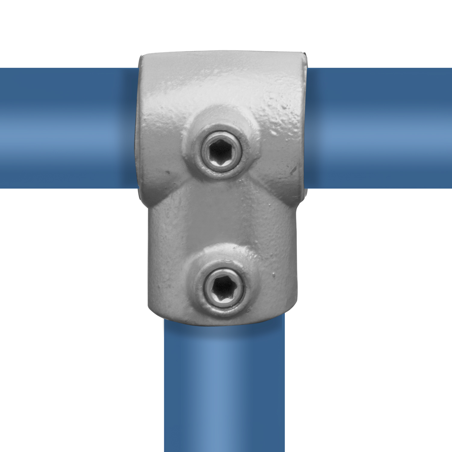 Racor en T de metal gris para tubos de 21,3 mm que une dos tubos azules. Un tubo discurre en horizontal por la abertura superior, mientras que el otro lo hace en vertical hacia abajo. Dos tornillos hexagonales fijan los tubos en el racor.